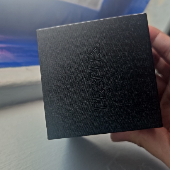 21.0mm Twist Oval Hoop Earrings in 14K Gold - Picture 5 of 6